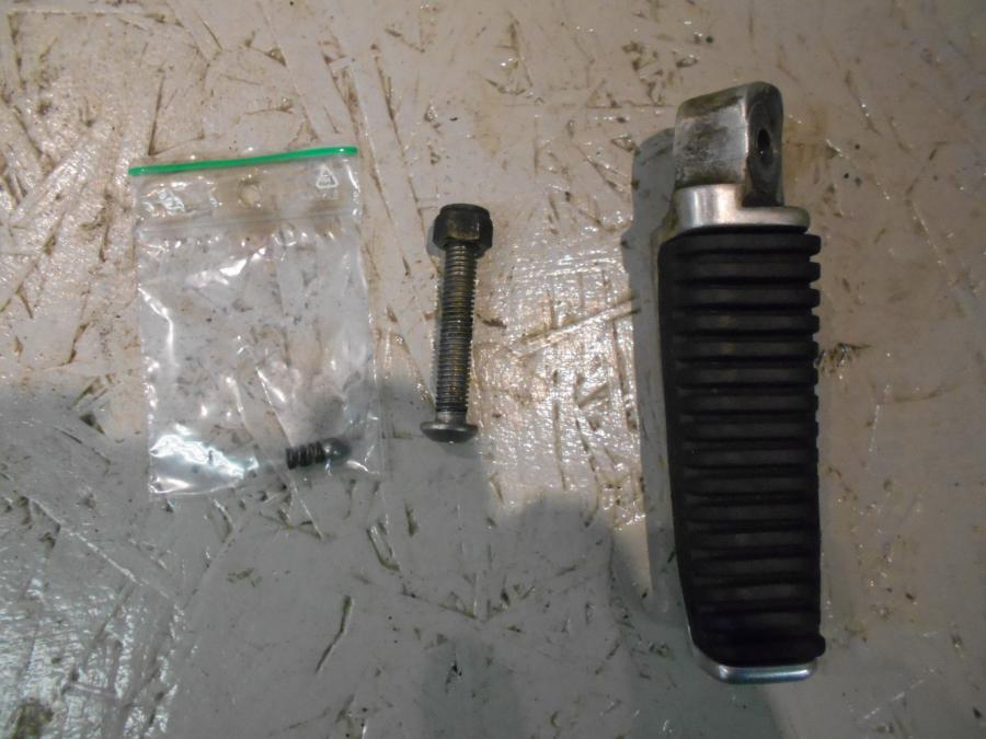 Framsidan på Fotpinne från en Suzuki VZ 800 -2000 motorcykel.