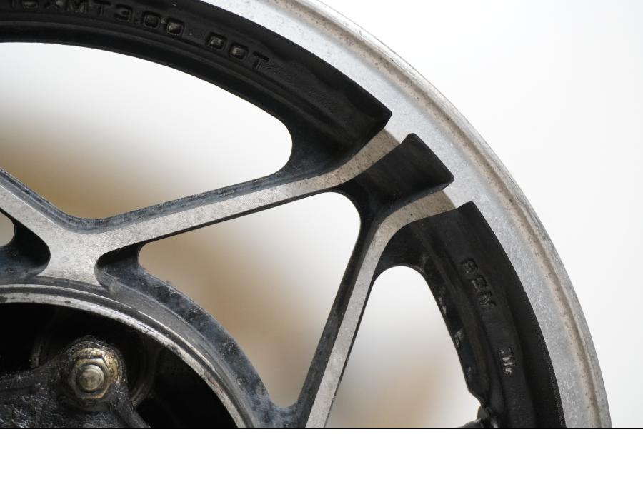 Höger sida på Fälg från en Honda VF 750 C -1983 motorcykel.