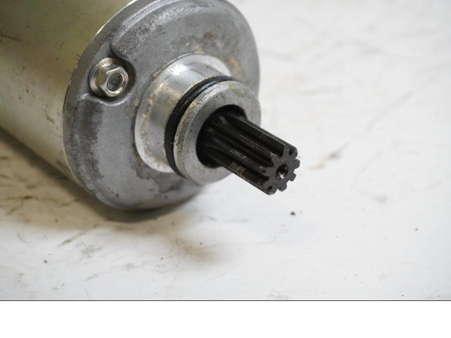 Baksidan på Startmotor från en BMW K 1600 -2018 motorcykel.