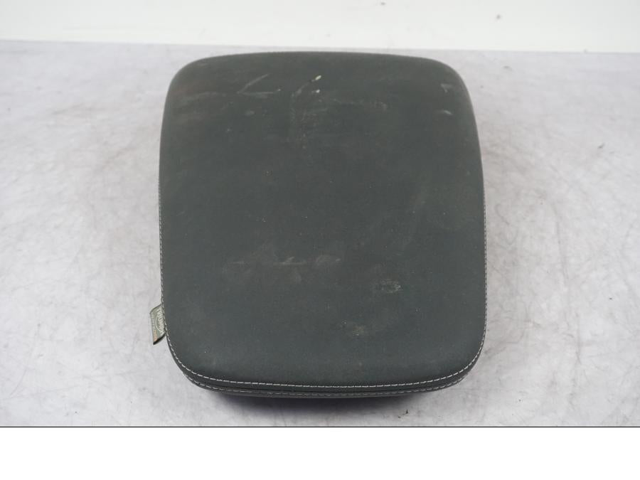 Höger sida på Sadel från en Triumph Tiger Explorer -2016 motorcykel.