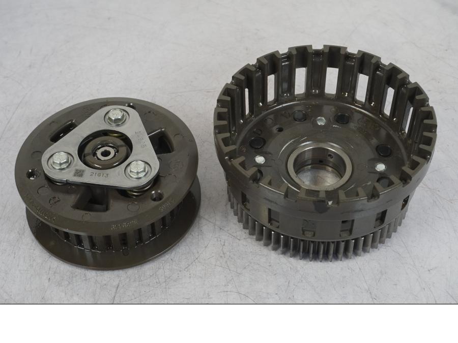 Snett uppifrån på Kopplingskorg från en BMW R 1250 GS -2023 motorcykel.