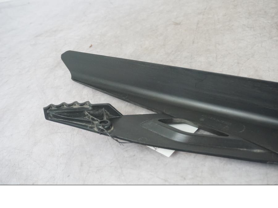 Snett uppifrån på Kedjeskydd från en KTM 1290 Super Adventure S -2022 motorcykel.