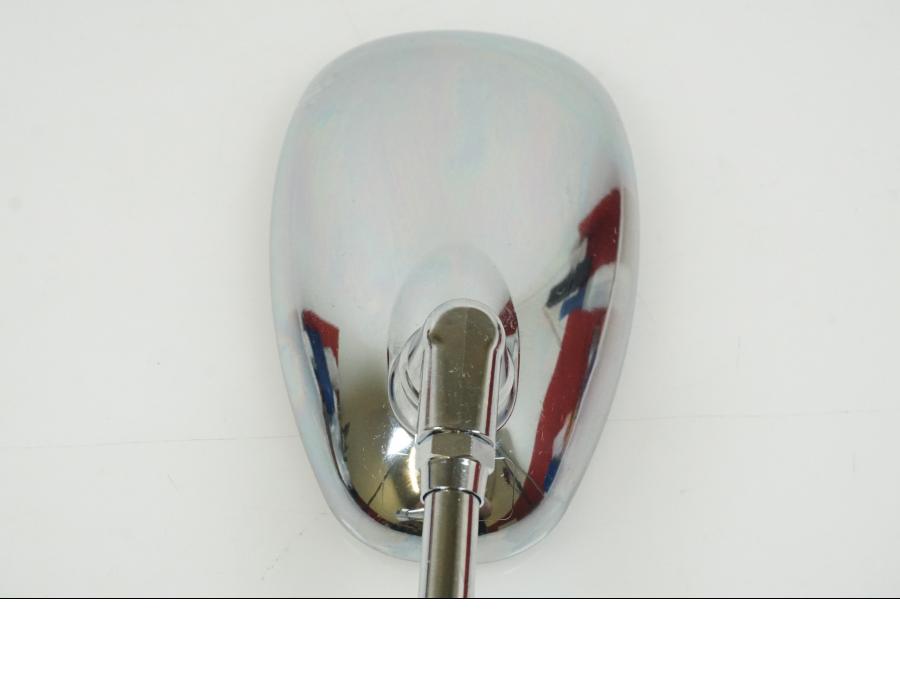 Snett uppifrån på Backspegel från en Yamaha XV 1700 -2004 motorcykel.