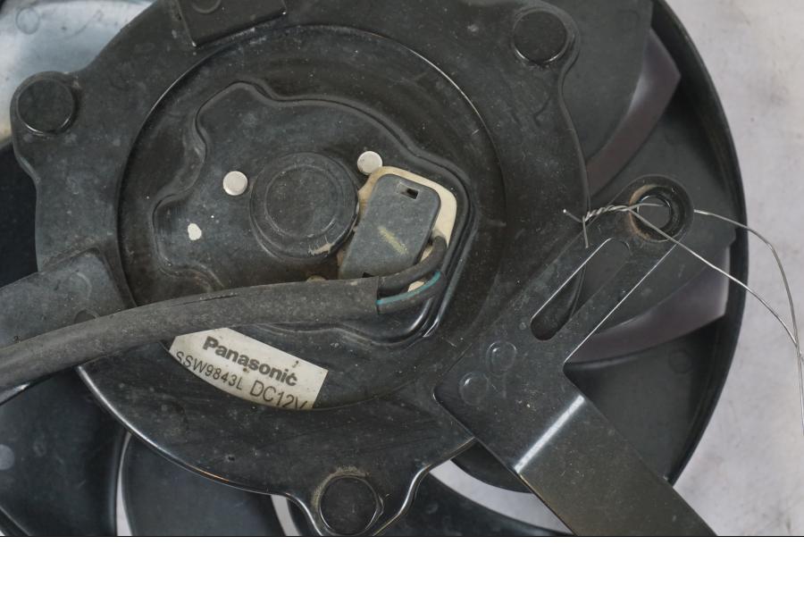 Vänster sida på Vattenkylfläkt från en Triumph Tiger 1200 -2018 motorcykel.