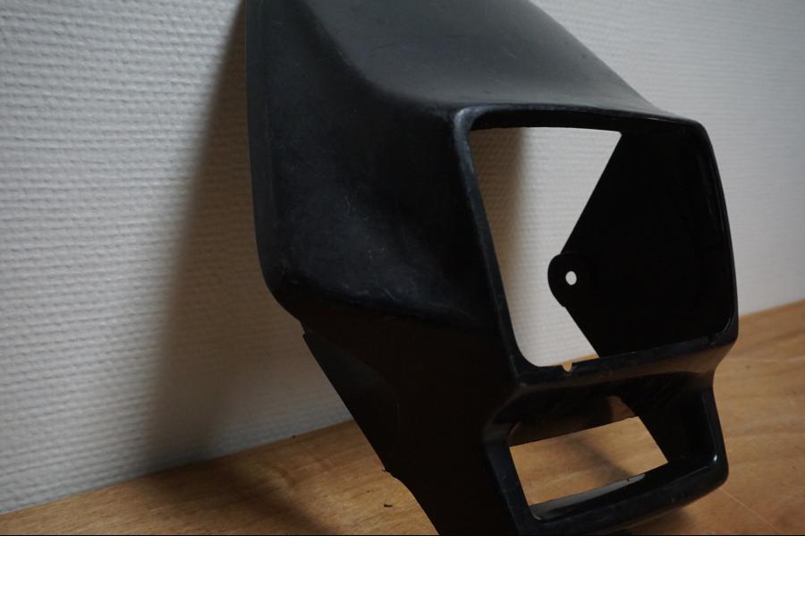 Höger sida på Strålkastarkåpa från en Suzuki DR 650 -1994 motorcykel.