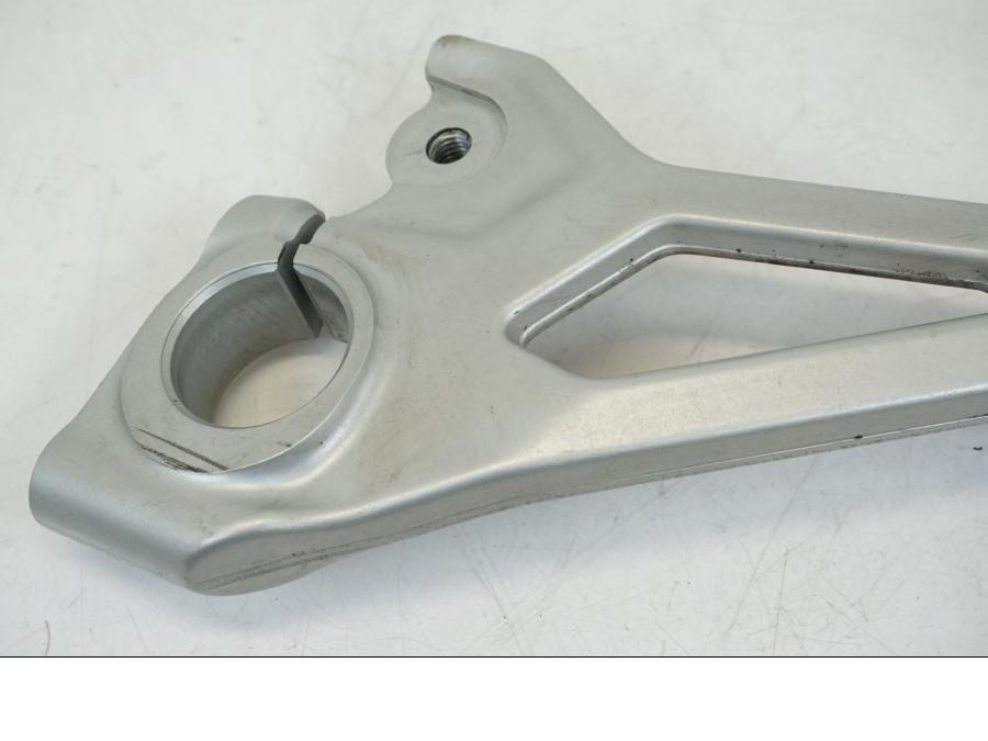 Baksidan på Fotpinnefäste inre från en Ducati Streetfighter V4 -2020 motorcykel.