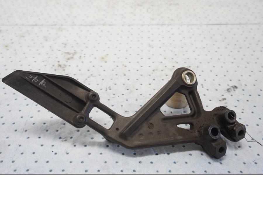 Baksidan på Fotpinnefäste från en KTM 125 Duke -2017 motorcykel.