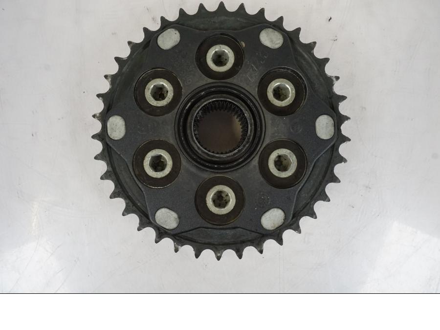 Snett nerifrån på Drev från en KTM 1290 Super Duke -2019 motorcykel.