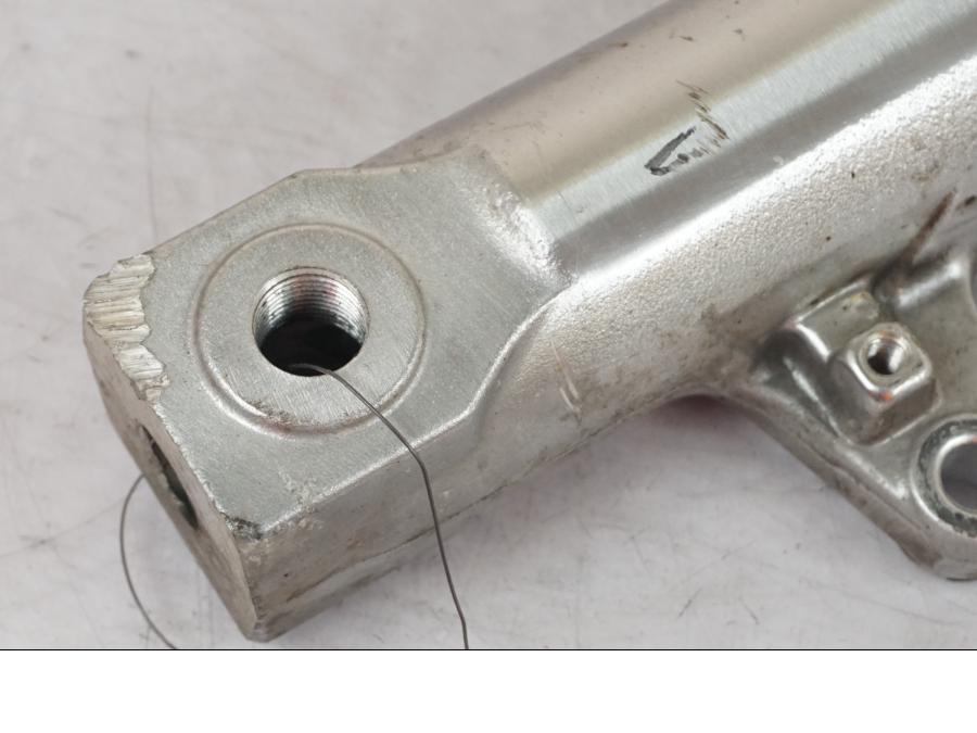 Höger sida på Gaffelben från en Suzuki SV 650 -1999 motorcykel.