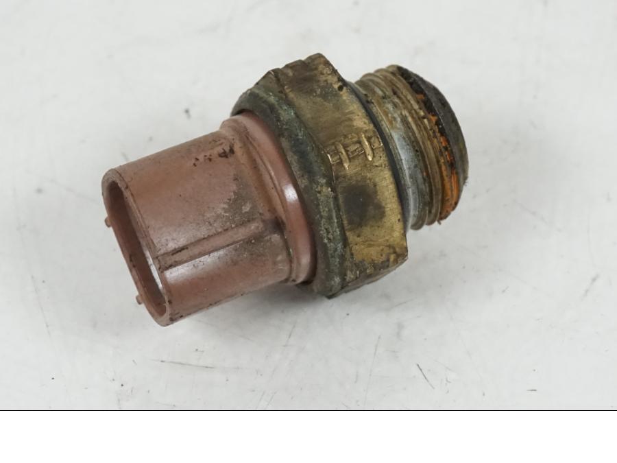 Höger sida på Vattentermostatgivare från en Kawasaki Z 750 -2006 motorcykel.