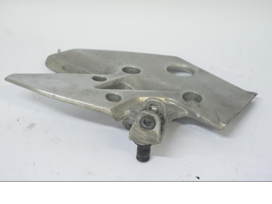 Vänster sida på Fotpinnefäste från en Honda CB 500 X -2015 motorcykel.