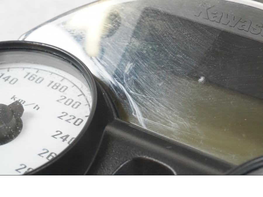 Höger sida på Instrumentpanel från en Kawasaki ZZ-R 1400 -2009 motorcykel.