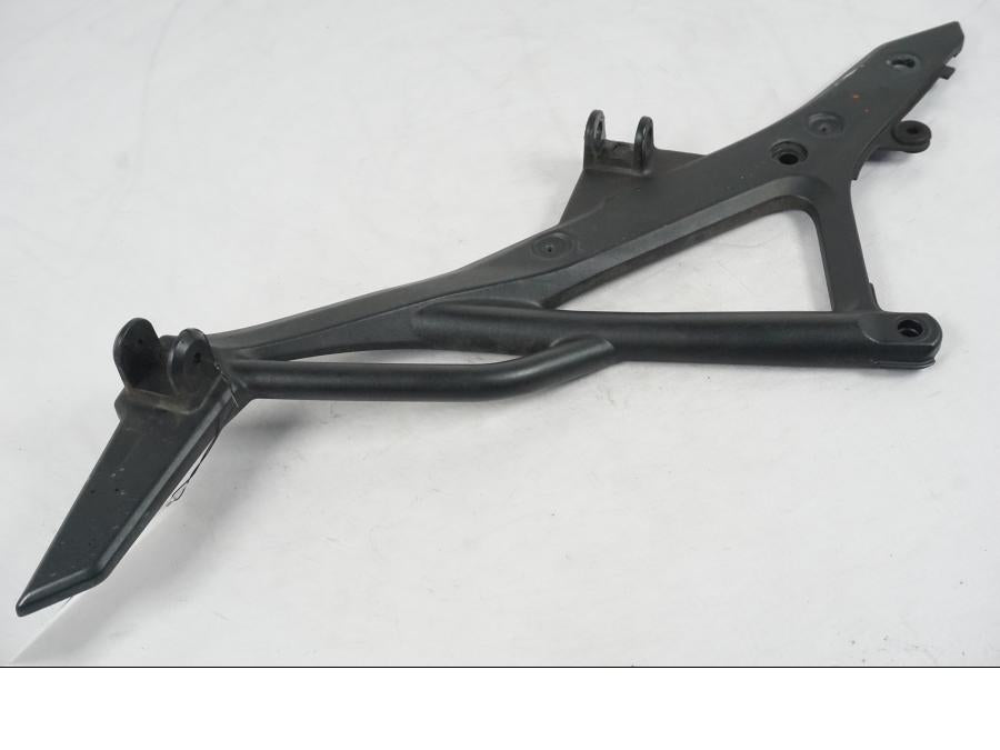 Vänster sida på Fotpinnefäste från en Kawasaki ER-6N ABS -2010 motorcykel.