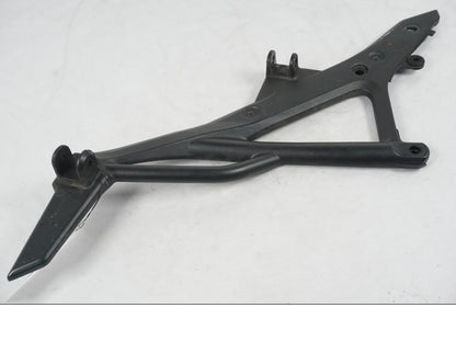 Vänster sida på Fotpinnefäste från en Kawasaki ER-6N ABS -2010 motorcykel.