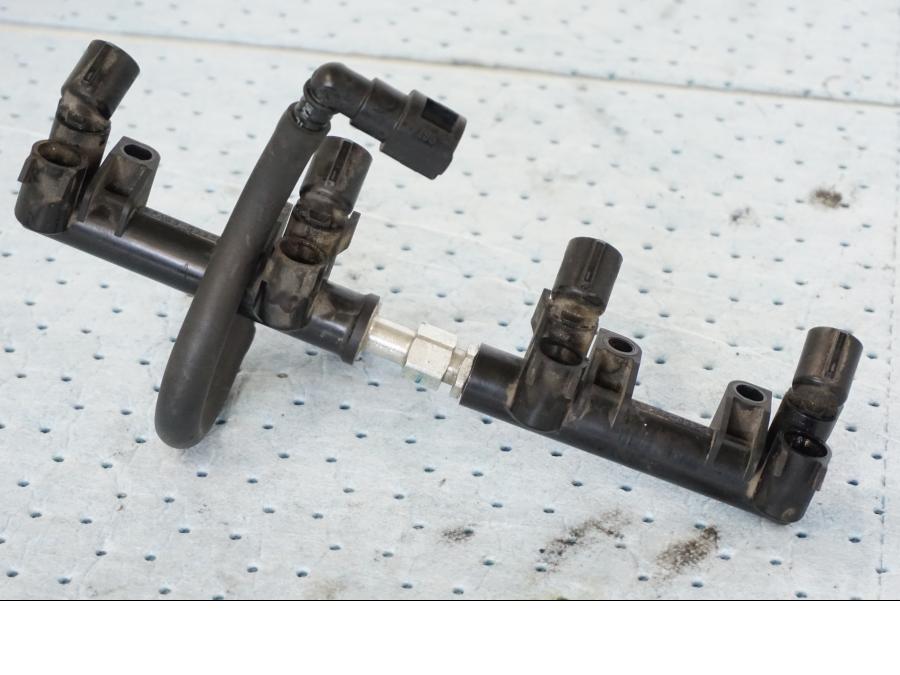 Höger sida på Fuel Rail från en Suzuki GSX-R 1000 -2008 motorcykel.