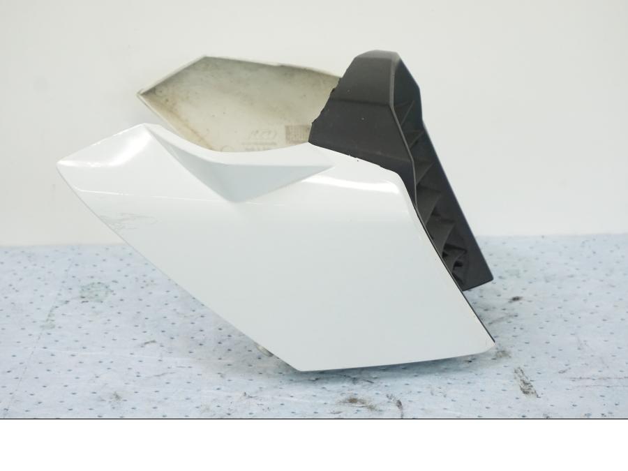 Höger sida på Magkåpa från en KTM 690 Duke -2008 motorcykel.