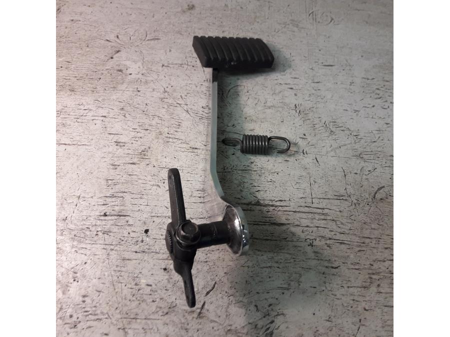 Baksidan på Bromspedal från en Suzuki VZ 1600 -2005 motorcykel.