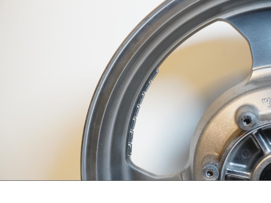 Snett nerifrån på Fälg från en Kawasaki VN 1600 Mean Streak -2004 motorcykel.