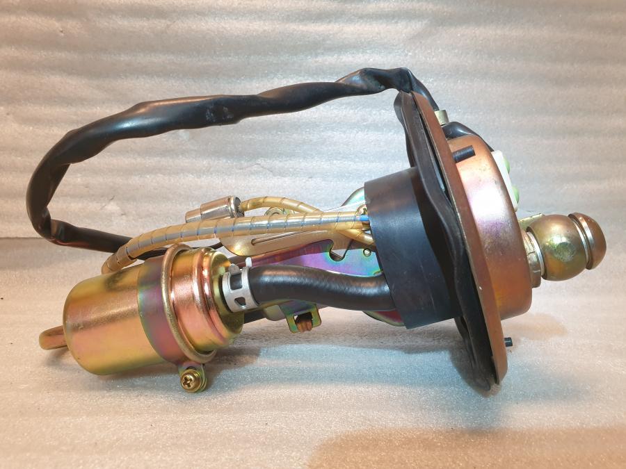 Vänster sida på Bensinpump insprut från en Honda CBR 900 RR -2003 motorcykel.