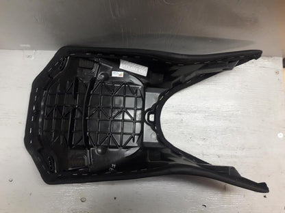 Snett uppifrån på Sadel från en KTM 125 Duke -2017 motorcykel.