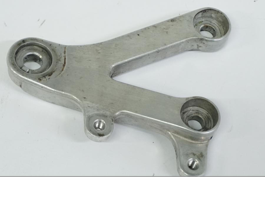 Baksidan på Fotpinnefäste från en Honda CBR 900 RR -2002 motorcykel.