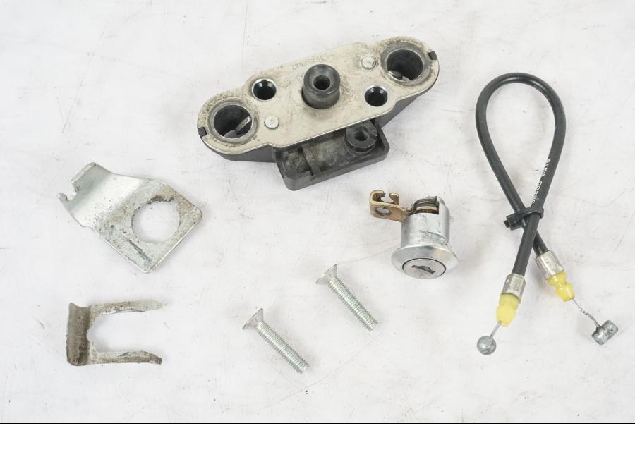 Framsidan på Sadellåsmekanism från en Suzuki GSX-R 750 -2007 motorcykel.