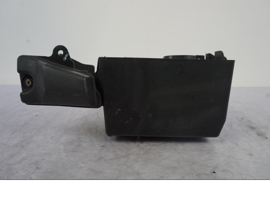 Snett uppifrån på Batterihållare från en Kawasaki ER-6F -2010 motorcykel.