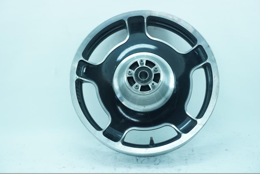 Vänster sida på Fälg från en H-D Street Glide FLHX -2009 motorcykel.