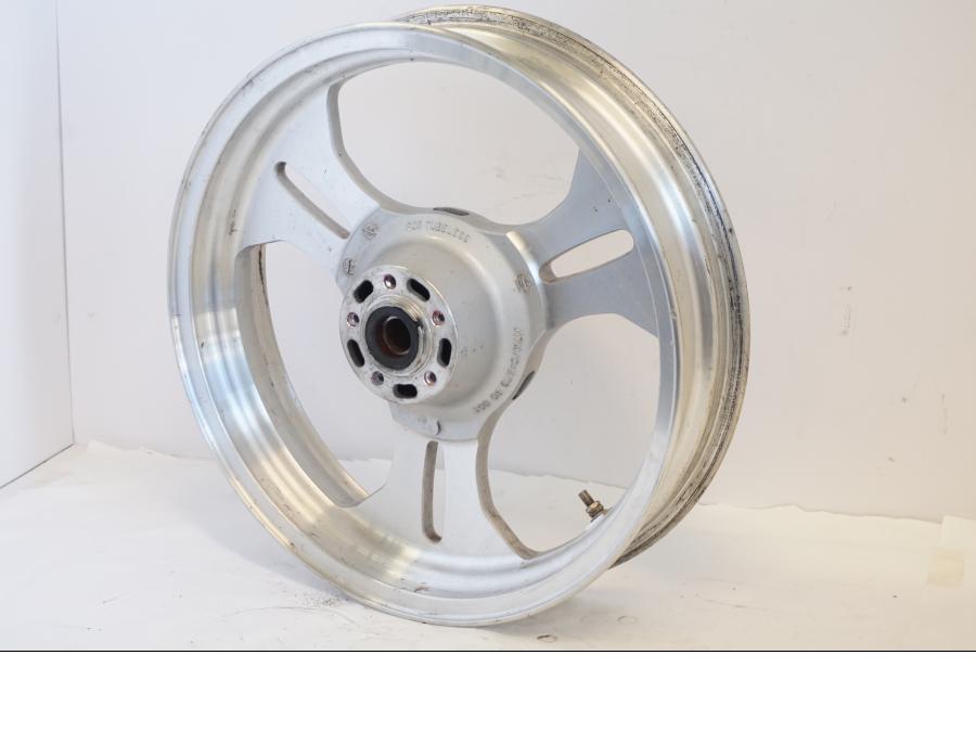 Baksidan på Fälg från en Kawasaki VN 1500 Mean Streak -2002 motorcykel.