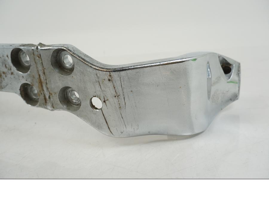 Snett uppifrån på Fotpinnefäste från en Suzuki VS 1400 -1999 motorcykel.