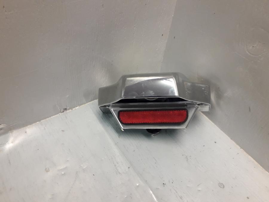 Framsidan på Blinkersfäste från en Suzuki VL 800 -2009 motorcykel.