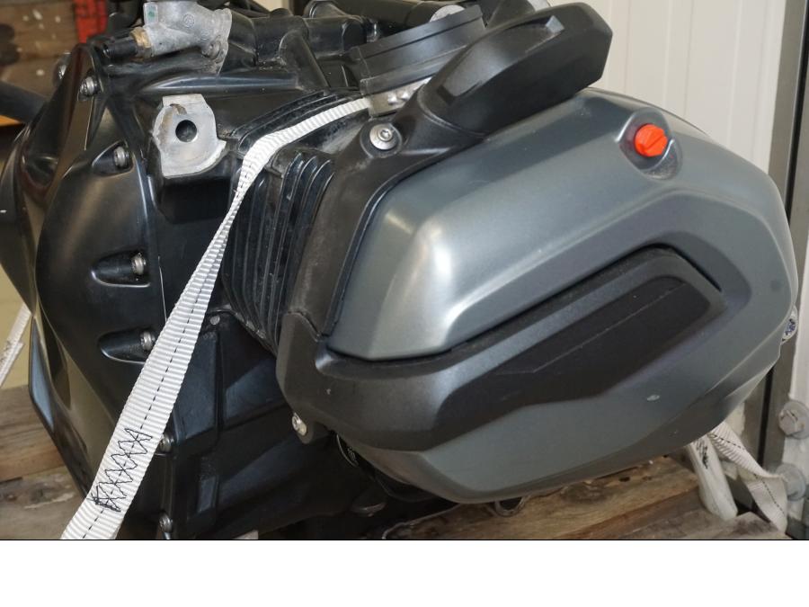 Snett nerifrån på Motor från en BMW R 1200 RS -2016 motorcykel.