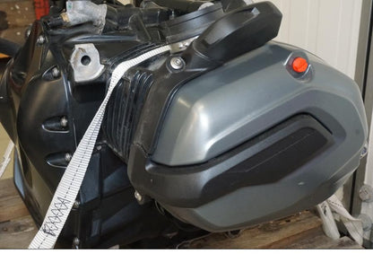 Snett nerifrån på Motor från en BMW R 1200 RS -2016 motorcykel.