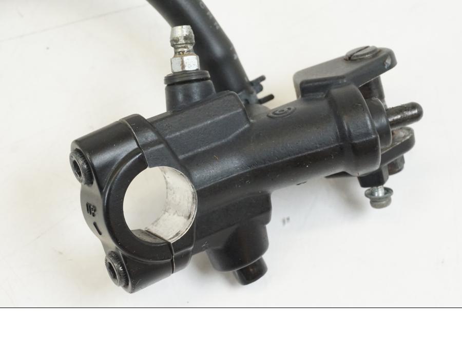 Höger sida på Bromshuvudcylinder från en Yamaha YZF 1000 R1 -2009 motorcykel.