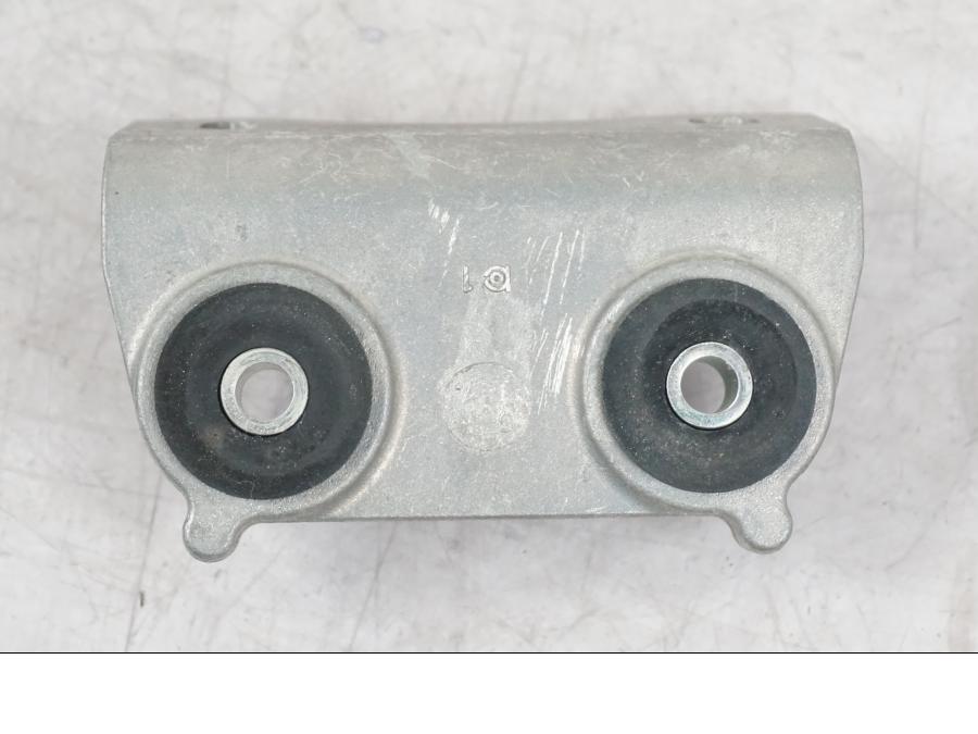 Snett uppifrån på Bensintankfäste från en Yamaha MT-09 -2016 motorcykel.