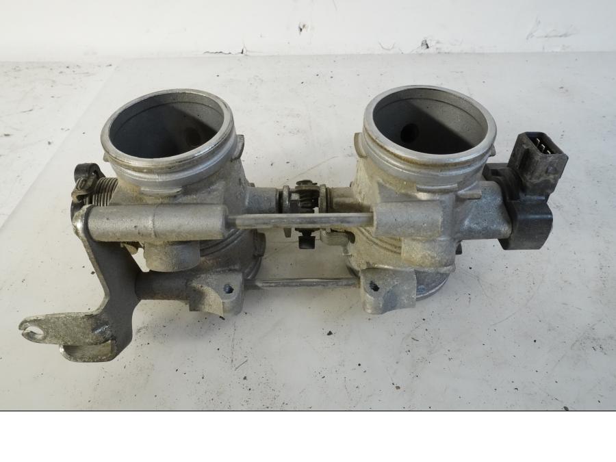 Framsidan på Spjällhus från en BMW F 800 GS -2008 motorcykel.