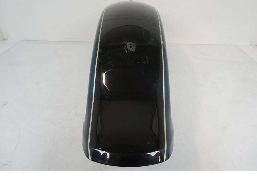 Snett nerifrån på <p>Bakskärm från Suzuki VZ 800 1997.</p>

<p>Med invändigt stag, mindre lackskador, repor och en spricka höger fram se bilder.</p> motorcykel.