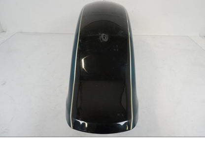 Snett nerifrån på <p>Bakskärm från Suzuki VZ 800 1997.</p>

<p>Med invändigt stag, mindre lackskador, repor och en spricka höger fram se bilder.</p> motorcykel.