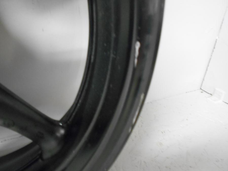 Höger sida på Fälg från en Yamaha XJ 6 -2011 motorcykel.