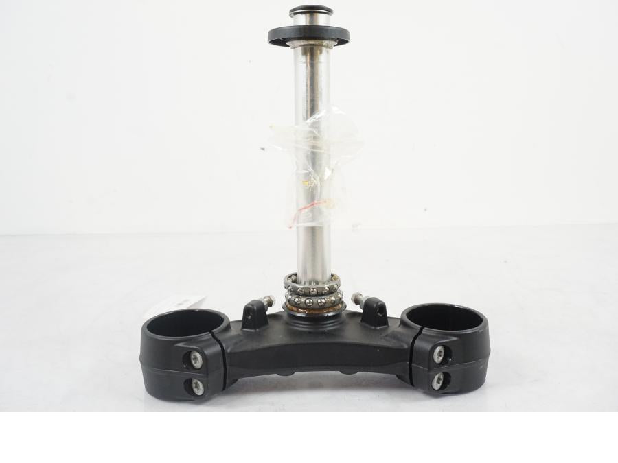 Framsidan på Gaffelkrona från en KTM 1290 Super Duke R EVO -2023 motorcykel.