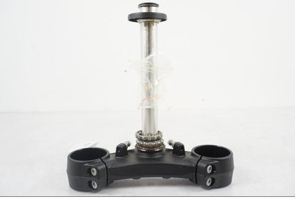 Framsidan på Gaffelkrona från en KTM 1290 Super Duke R EVO -2023 motorcykel.