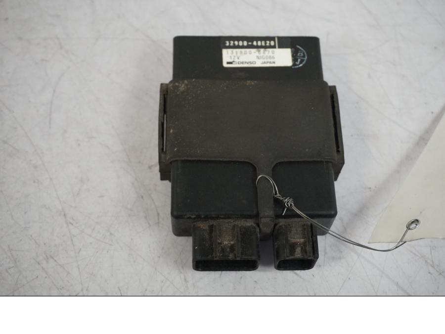 Framsidan på CDI / ECU från en Suzuki VZ 800 -2000 motorcykel.