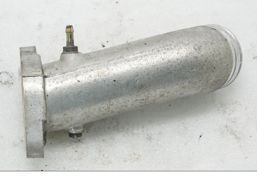 Baksidan på Insug från en Ducati Monster 600 -2001 motorcykel.