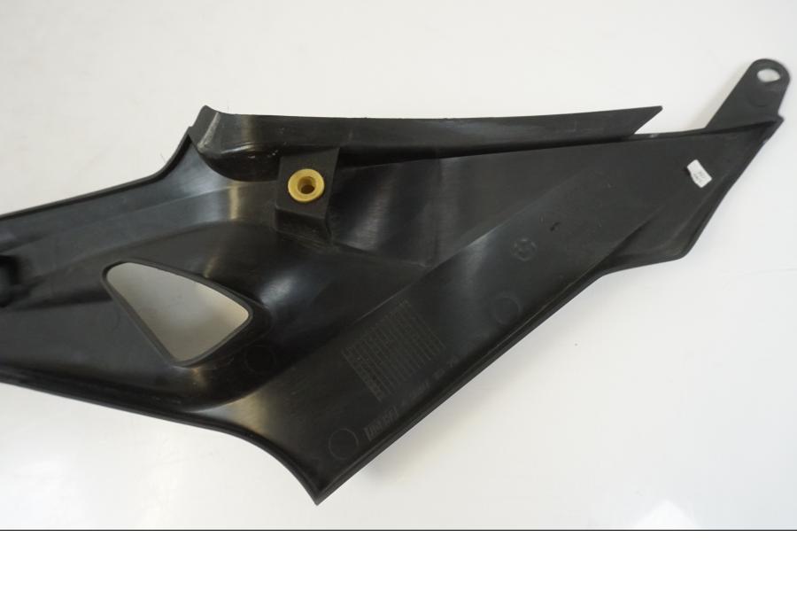 Snett nerifrån på Sidopanel från en BMW S 1000 R -2019 motorcykel.