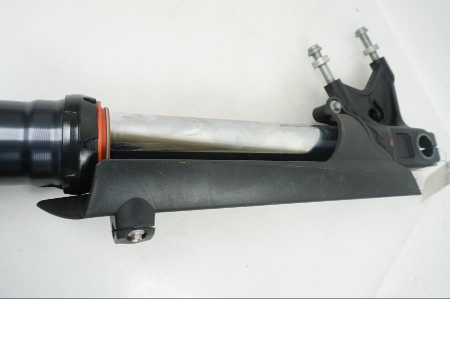 Snett uppifrån på Gaffelben från en KTM 690 SMCR -2014 motorcykel.