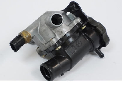 Framsidan på Vattentermostathus från en Kawasaki VN 1500 -2002 motorcykel.