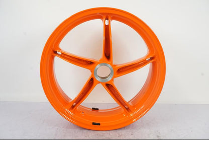 Framsidan på Fälg från en KTM 1290 Super Duke R -2023 motorcykel.