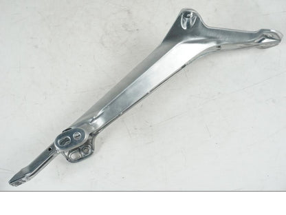 Snett nerifrån på Blinkersfäste från en Triumph Speed Triple -2021 motorcykel.