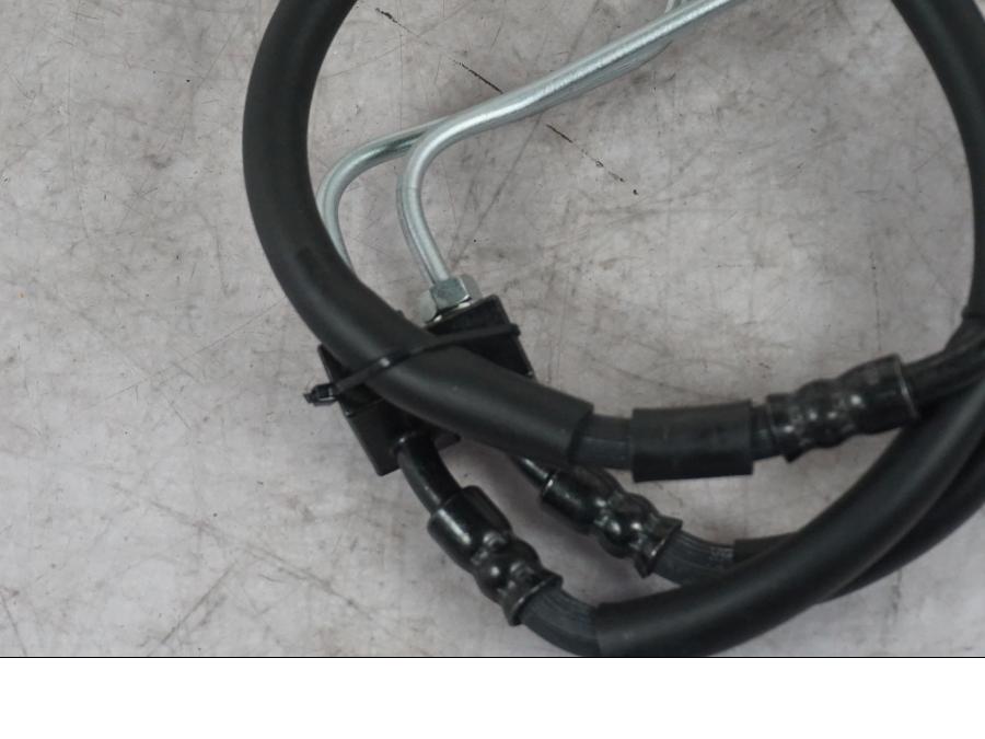 Snett uppifrån på Bromsledning från en Yamaha MT-09 -2024 motorcykel.