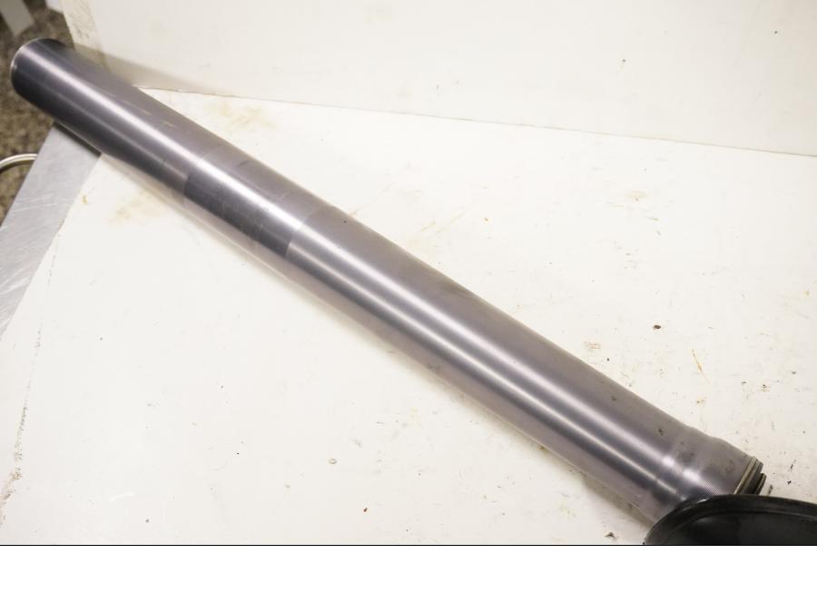 Höger sida på Gaffelben från en KTM 625 SXC -2004 motorcykel.